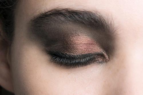 Макияж для карих глаз блондинок. Макияж для карих глаз среднего тона