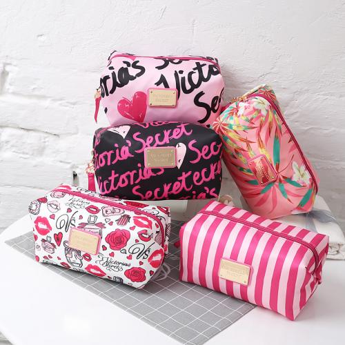 Женские вещи для макияжа. Полный список средств, которые должны быть в косметичке каждой девушки