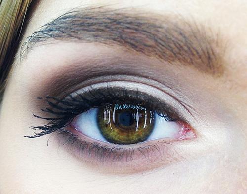 Глубоко посаженные глаза и нависшее веко. Дневной и вечерний макияж для нависшего века