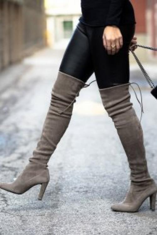 Как сочетать замшевые серые сапоги с пальто. Материал