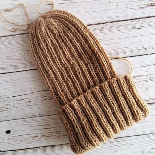 Красивые вязаные шапки спицами схемы. Большая подборка узоров для вязания шапок спицами