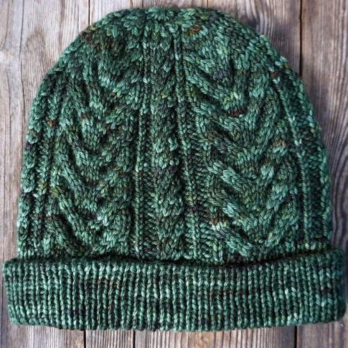 Шапка и варежки объемные КОСЫ спицами. 18 моделей женских шапок вязаных спицами косами со схемами, описанием и видео мк 07