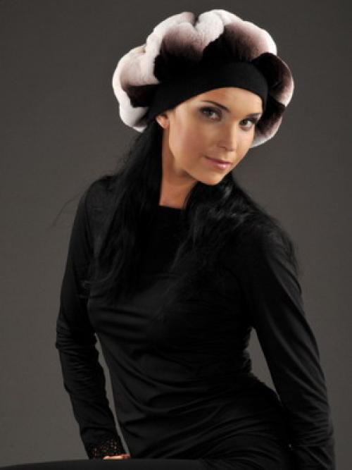 Гид по самым модным шапкам осени-зимы 2023. Модные женские шапки 2023–2024 года: тенденции и новинки 09 Гид по самым модным шапкам осени-зимы 2023. Модные женские шапки 2023–2024 года: тенденции и новинки 09