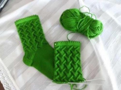 Объемный узор для шапки спицами. Большая подборка схем и описаний объемных узоров спицами