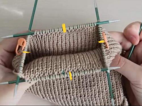 Шапка-бини спицами с красивой макушкой. Шапка бини резинкой 1/1 без отворота