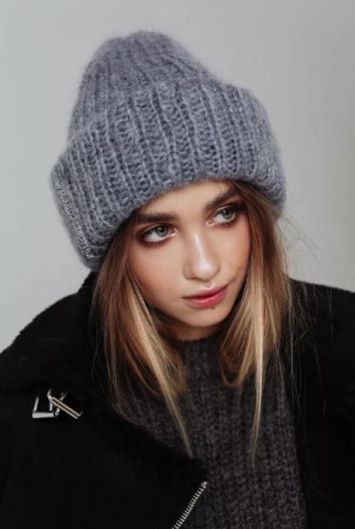 Виды шапок спицами. Простая шапка спицами с отворотом