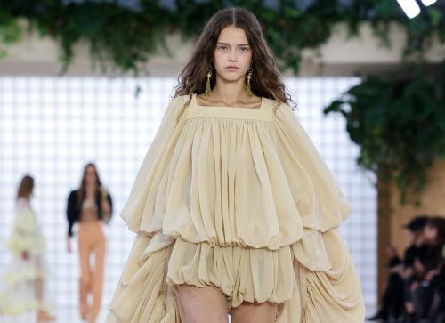 Какие ткани рекомендуют дизайнеры для гардероба 2025 года. Общие тренды