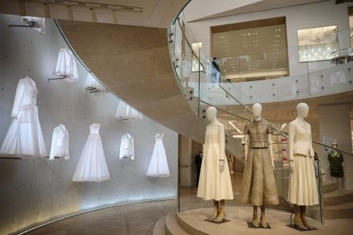 Влияет ли экономика на возрождение прошлых модных трендов. «Жесткий год» для высокой моды