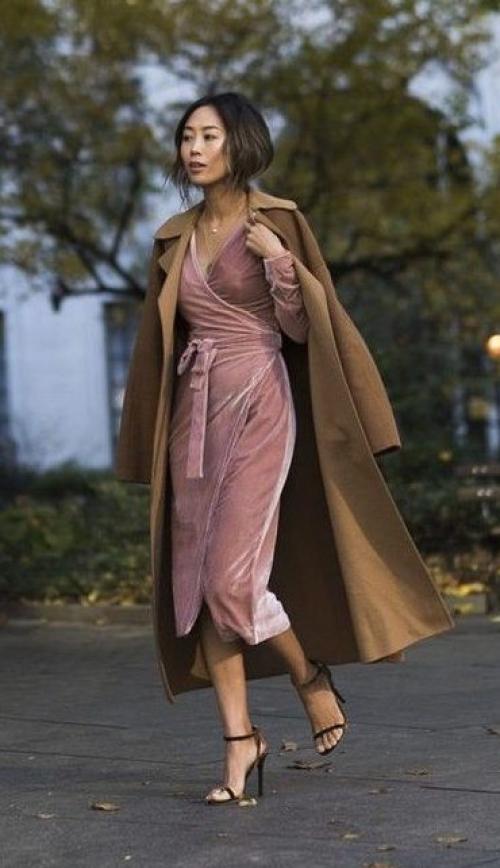 Бархатное платье кому идет. С чем носить бархатное платье