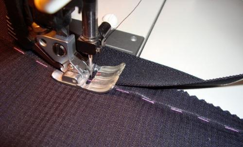 Что делать, если джинсы большие в попе. Как правильно ушить мужские и женские джинсы по бокам?