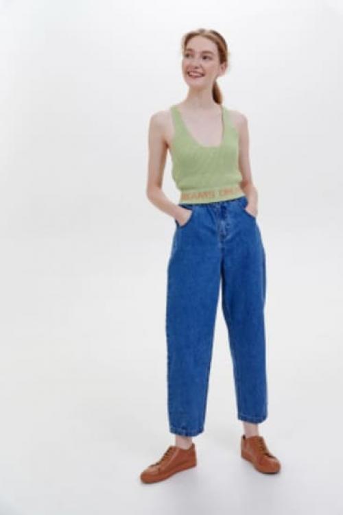 Широкие джинсы с подворотом и завышенной талией: как носить модно и удобно 25