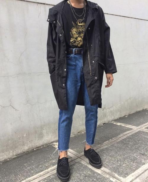 Какой стиль кроссовок лучше всего сочетается с подвернутыми джинсами. Как подобрать обувь под джинс