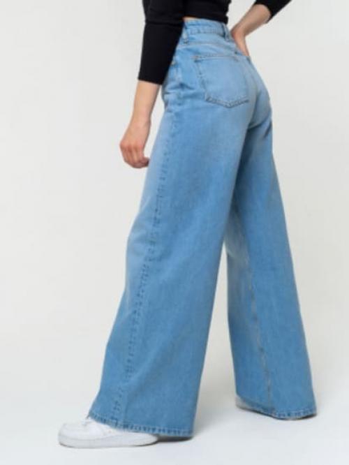 Широкие джинсы с подворотом и завышенной талией: как носить модно и удобно 24