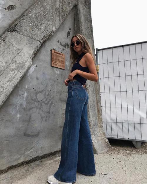 Широкие джинсы: модный и комфортный выбор для женщин 25 Широкие джинсы: модный и комфортный выбор для женщин 25