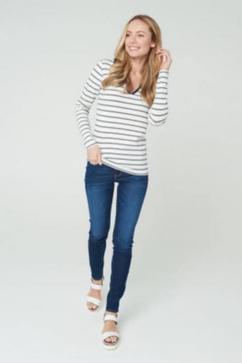 Широкие джинсы: модный и комфортный выбор для женщин 10 Широкие джинсы: модный и комфортный выбор для женщин 10