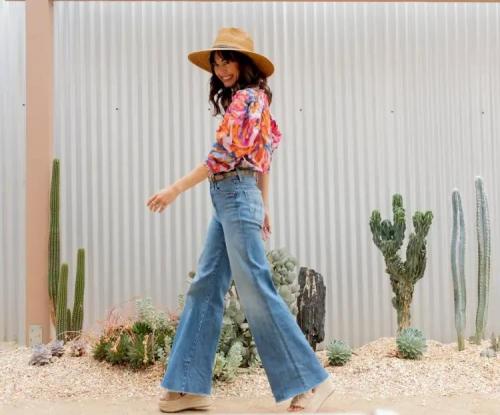 Широкие джинсы: модный и комфортный выбор для женщин 24 Широкие джинсы: модный и комфортный выбор для женщин 24