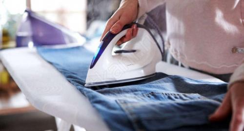 Можно ли подворачивать джинсы без гладильной доски. Как гладить деним?