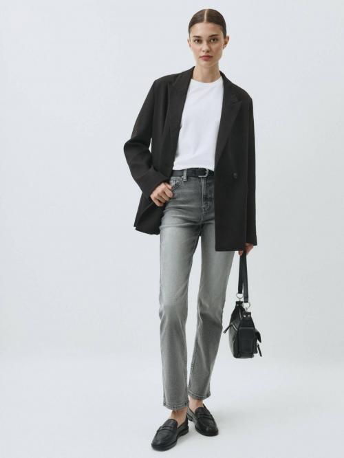 С какой обувью лучше всего сочетать модные женские джинсы 2025 года. Серые джинсы в женском гардеробе