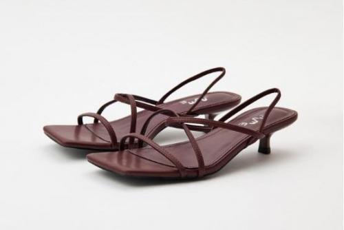 С какой обувью лучше всего сочетать модные женские джинсы 2025 года. Серые джинсы в женском гардеробе