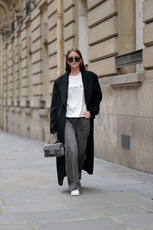 С какой обувью лучше всего сочетать модные женские джинсы 2025 года. Серые джинсы в женском гардеробе