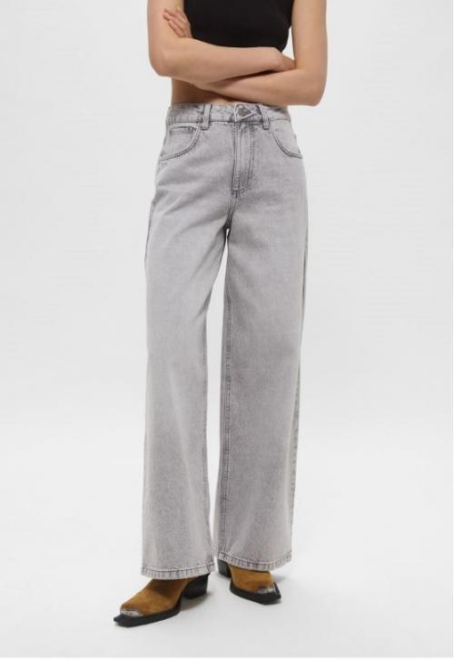 С какой обувью лучше всего сочетать модные женские джинсы 2025 года. Серые джинсы в женском гардеробе