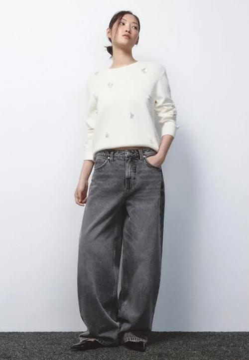 С какой обувью лучше всего сочетать модные женские джинсы 2025 года. Серые джинсы в женском гардеробе