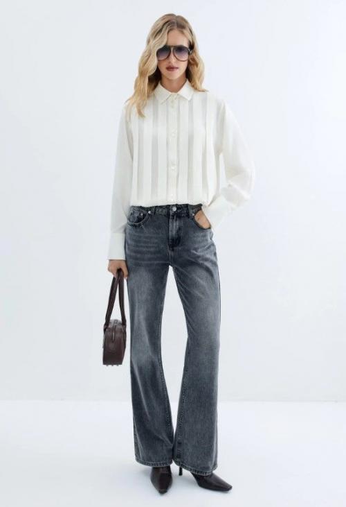 С какой обувью лучше всего сочетать модные женские джинсы 2025 года. Серые джинсы в женском гардеробе