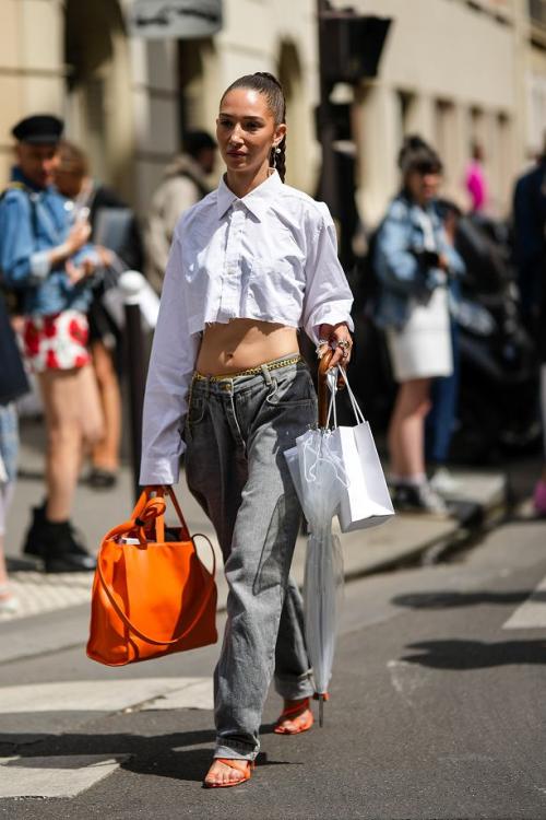 С какой обувью лучше всего сочетать модные женские джинсы 2025 года. Серые джинсы в женском гардеробе