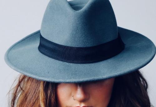 Какие ключевые тенденции стоит обратить внимание в моде осени 2025. Тренды осени 2025: головные уборы и аксессуары