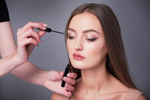 Макияж глаз со стрелками. Как рисовать необычные стрелки