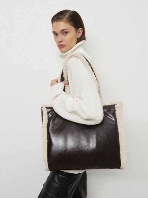 Какие сумки или кошельки дополняют зимний образ с платьем макси. Основные тренды зимы 2025/23